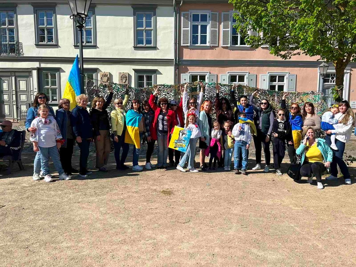 8 травня під гаслом «Ніколи знову» пройшлися містом і на соборній площі міста плели маскувальну сітку. Діти писали та малювали листи військовим. Звичайно, збирали пожертви