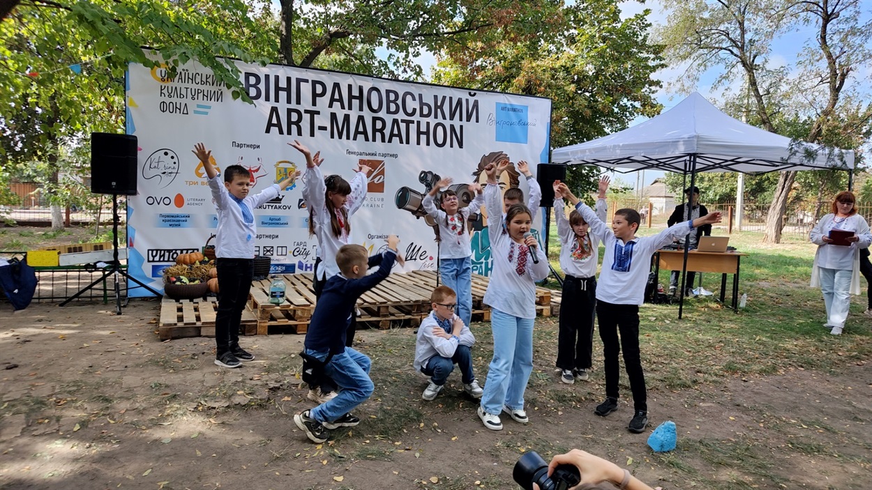 Виступають діти