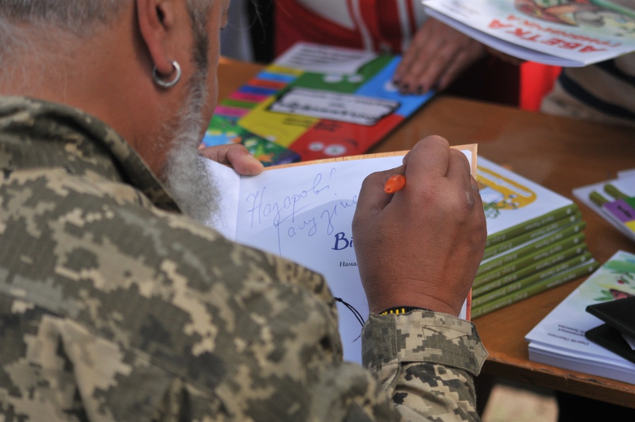 Письменник підписує свої книги