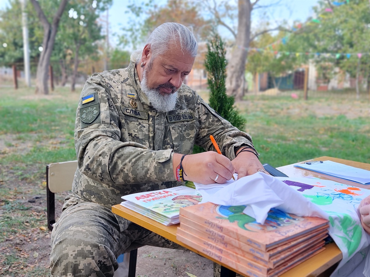 Сергій Пантюк підписує свої книги для дітей