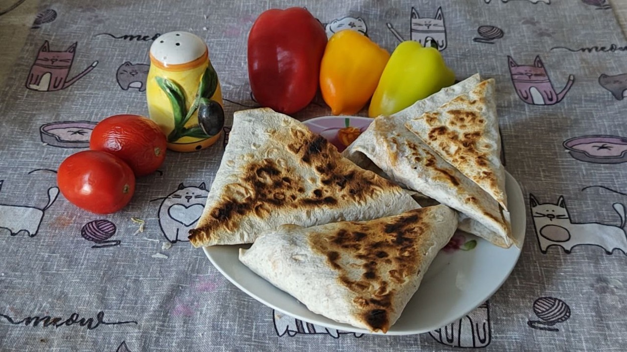 Конвертики з лаваша з фаршем і овочами