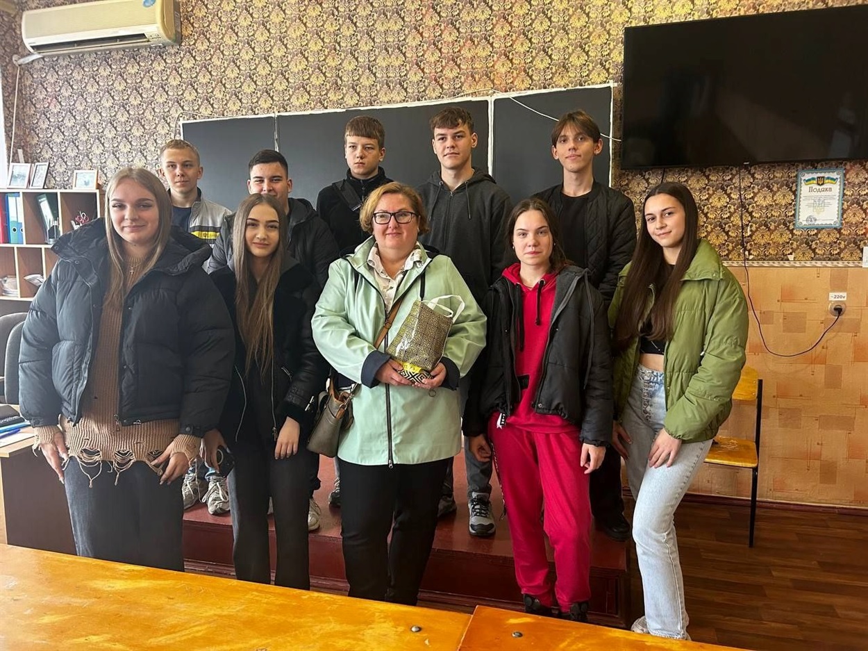 Студенти Первомайського фахового коледжу передали зібрані на ярмарку кошти редакторці Гард.City на зібр для ЗСУ