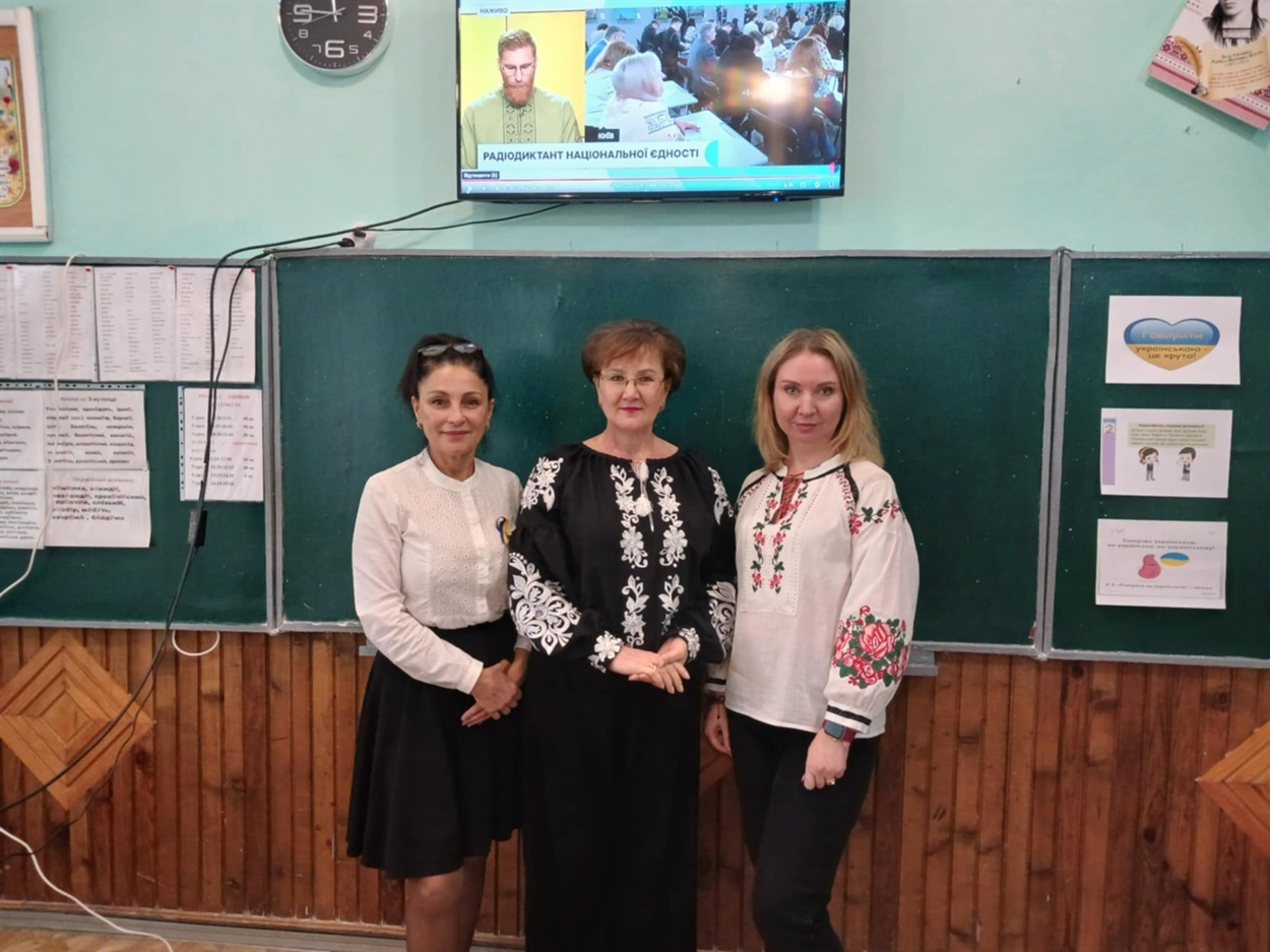 Ольга Бандалет в центрі