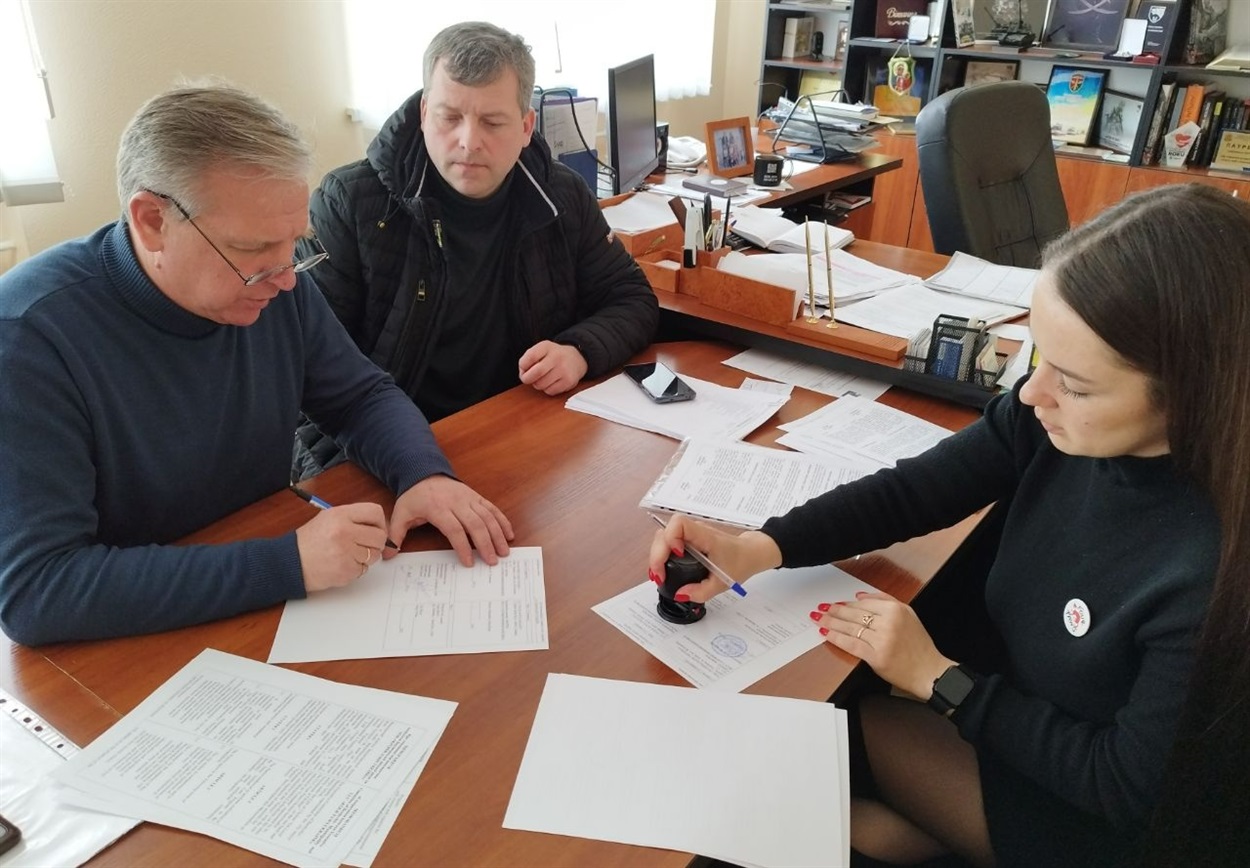 Міський голова Бердичіва Сергій Орлюк та лідерка команди ТОВ «Чотири лапи» Олена Сушко підписують Меморандум про співпрацю