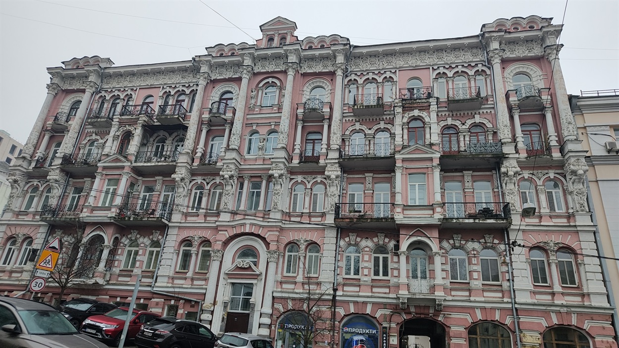 Київські атланти тримають будинки