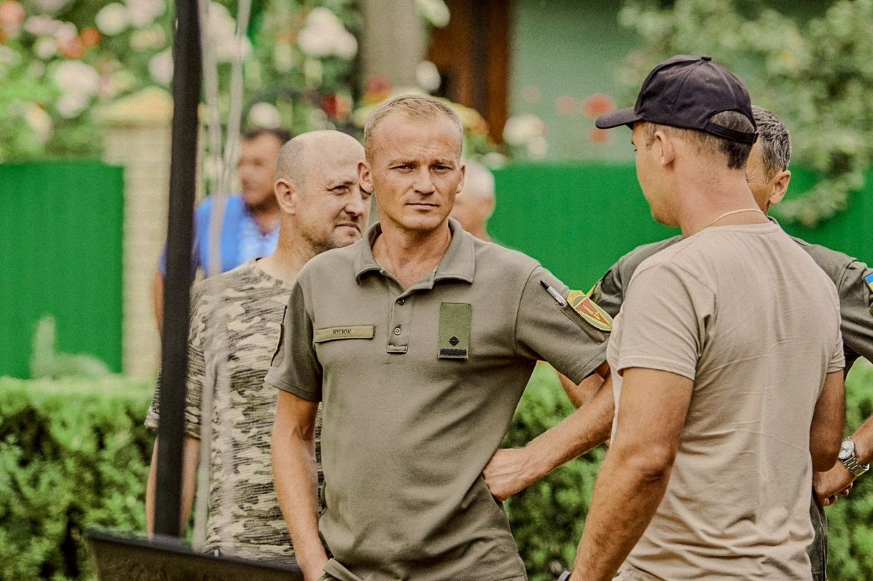 Володимир Кісюк у центрі