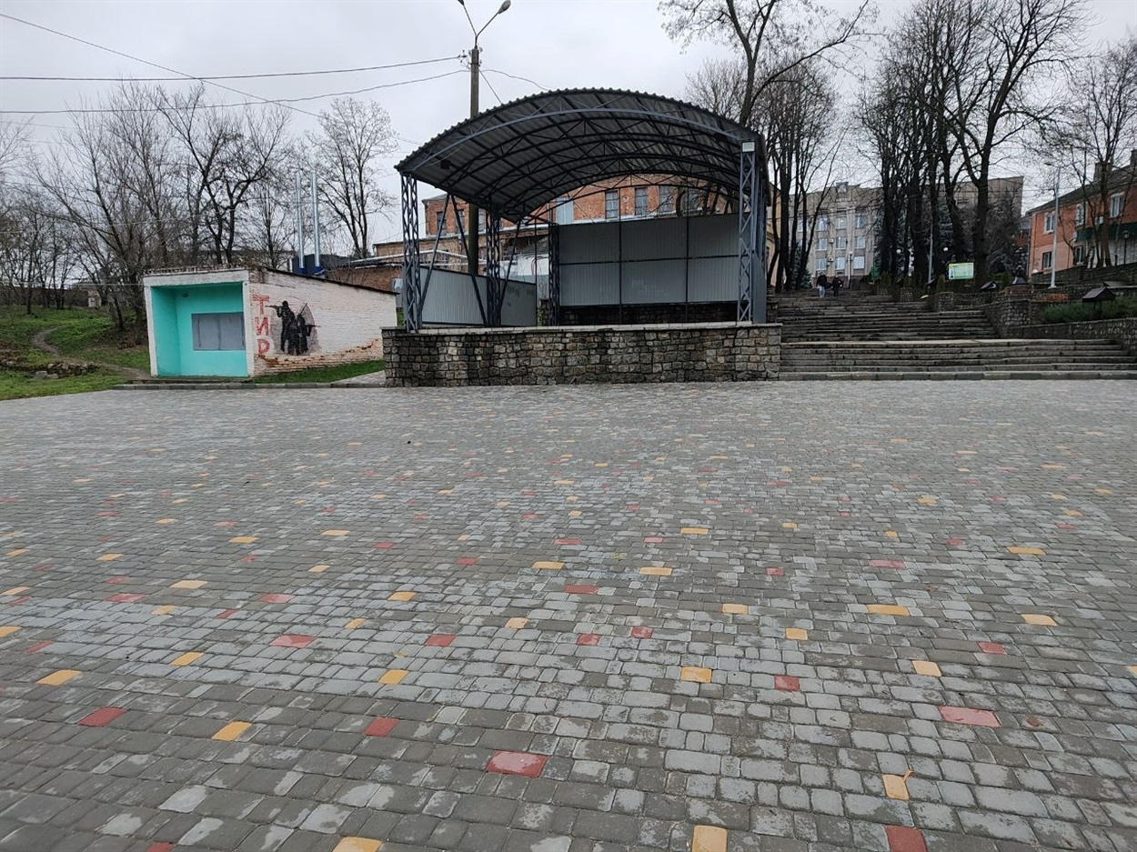 За словами Ігоря Сотського, плитка — за рахунок бюджету, сцена у парку — спонсорська