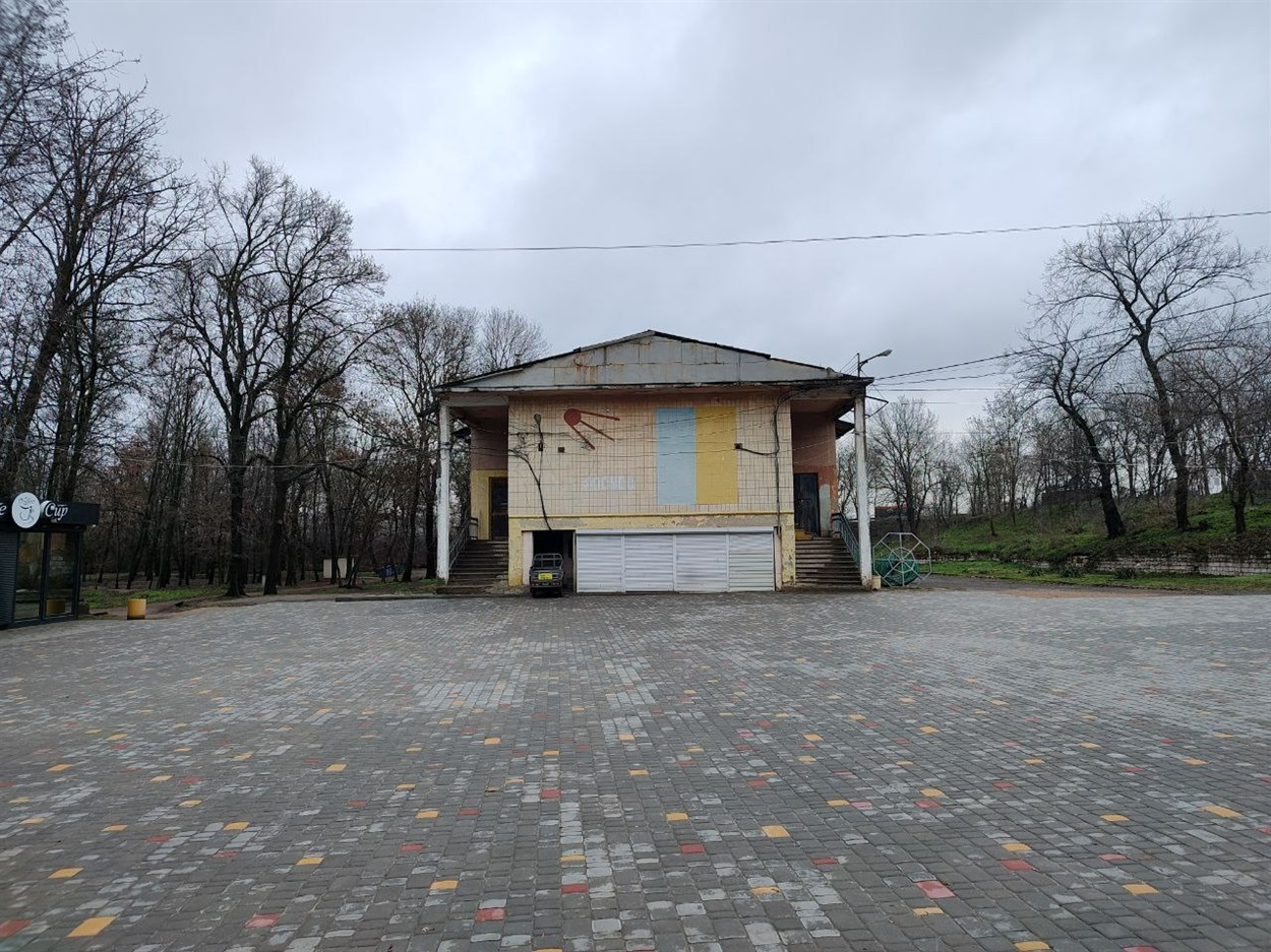У минулому кінотеатр «Космос», зараз проблемний об'єкт
