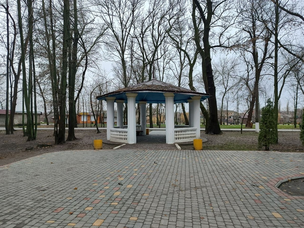 Альтанка у міському парку