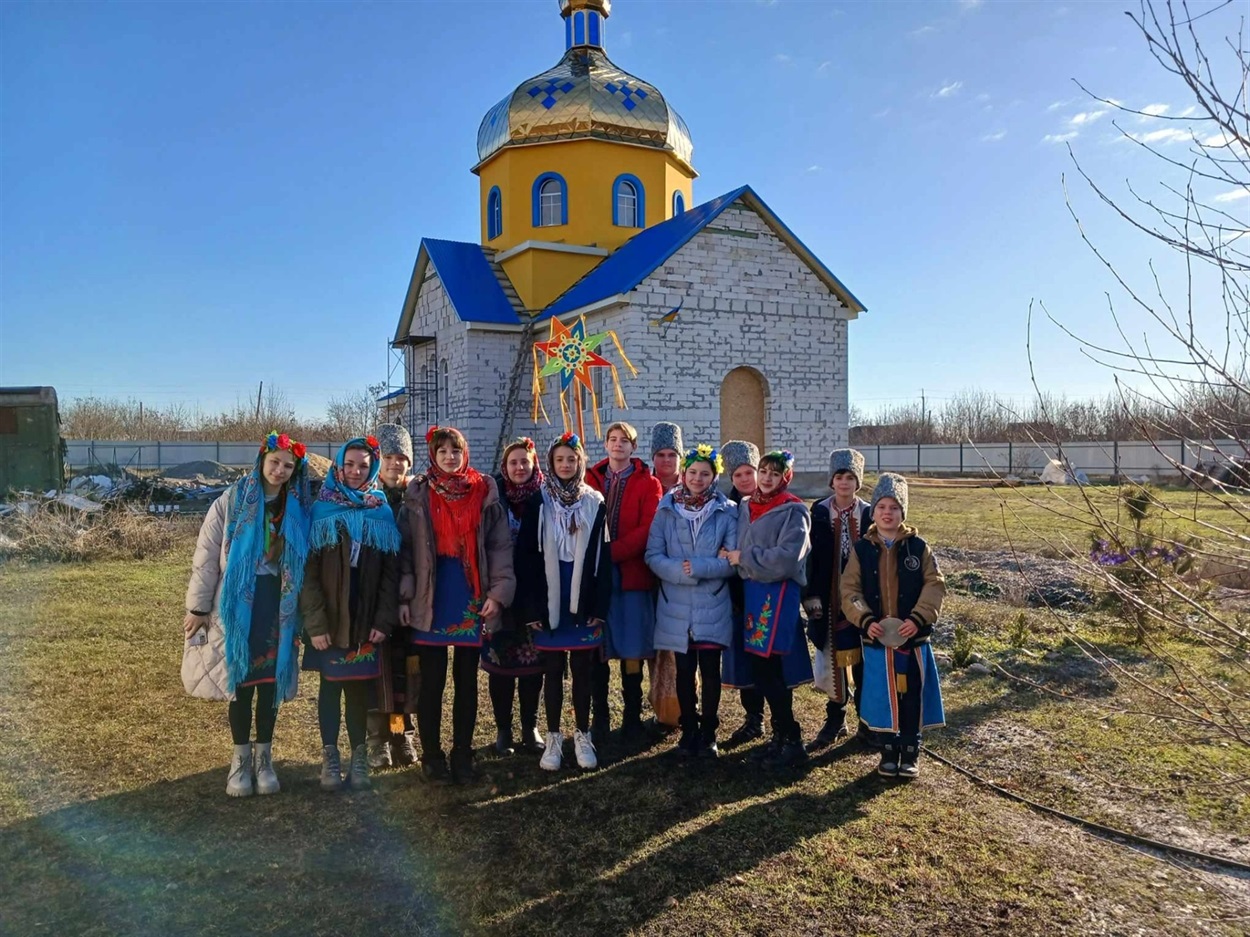 Спочатку колядники ідуть в церкву. Храм святого Архістратига Михаїла Православної церкви України