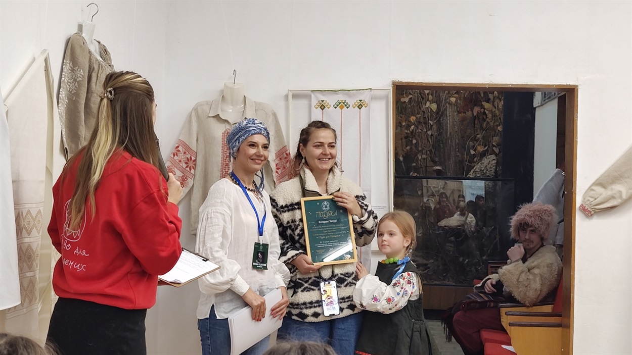 Катерина Чепура із подякою від організаторів Різдва для нескорених