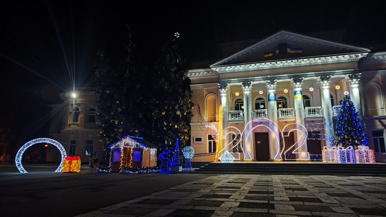 Увечері місто починає світитися