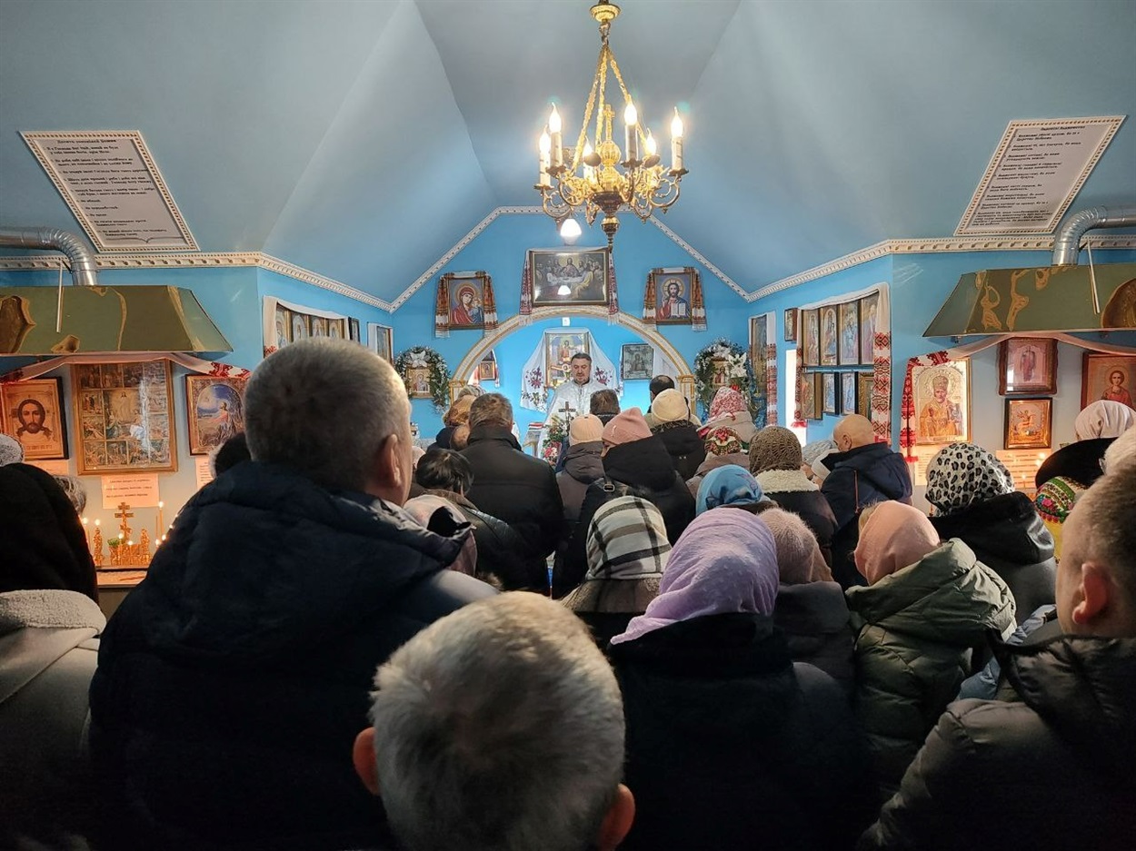 У храмі людно