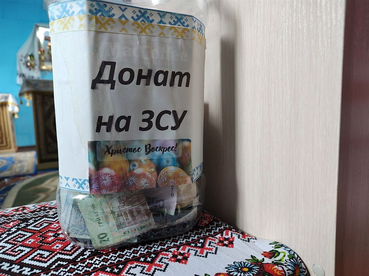 Цільова скринька для пожертв: на ЗСУ. 6 січня священник Володимир передав волонтерці 30 тисяч гривень на збір на антену — підсилювач сигналу
