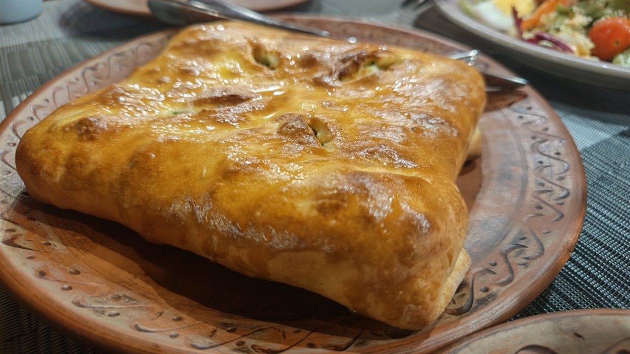 Хачапурі зі шпинатом і яйцем