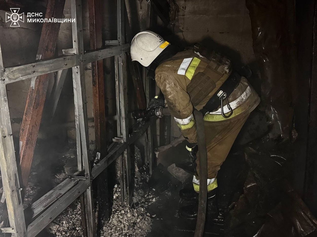 Рятувальники гасять пожежу