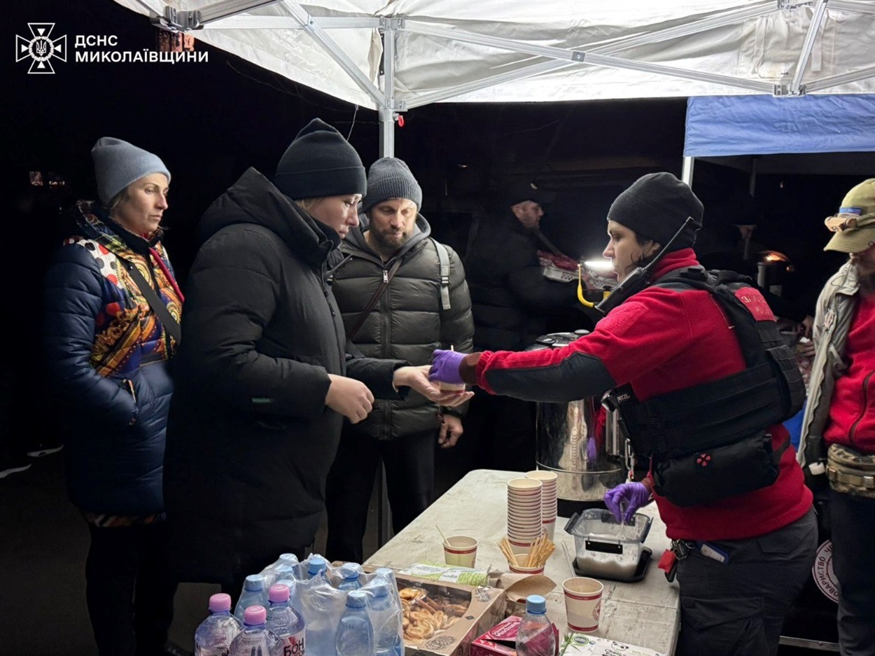 Рятувальники надають допомогу людям