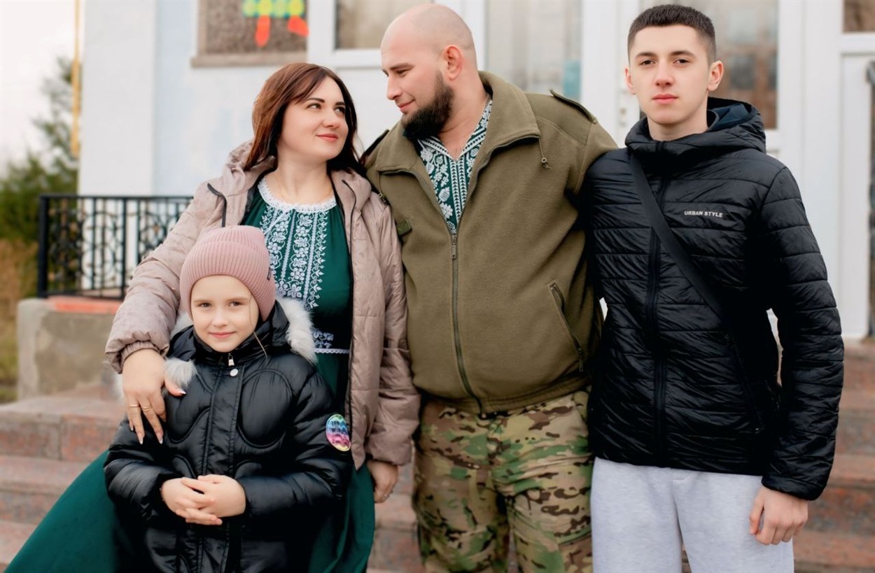 Родина біля храму