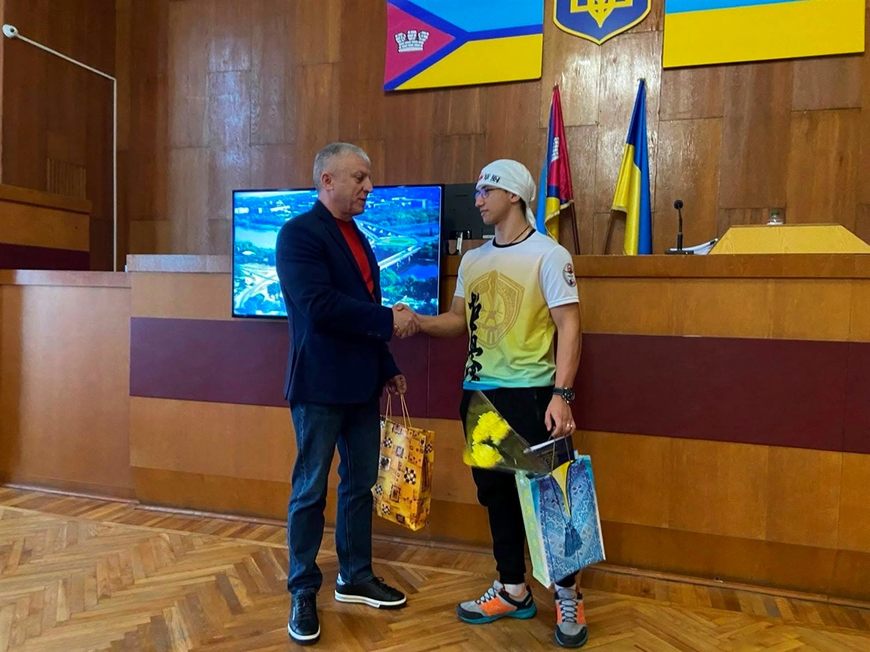 Міський голова Первомайська вітає Олександра Крістіна у сесійній залі