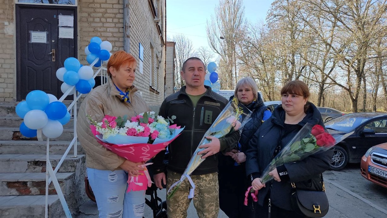 Біля пологового зібралися волонтери, побратими, рідні та друзі