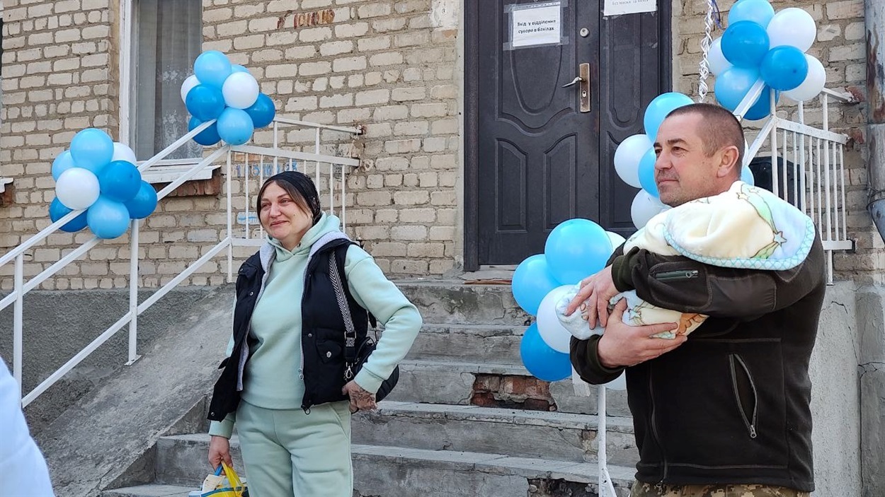 Матусю з сином зустрічають з пологового