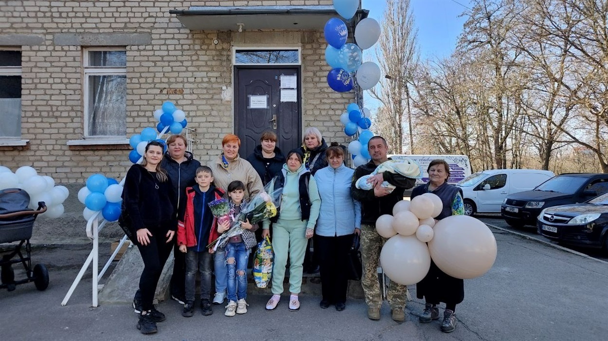Дружину полеглого воїна зустріли з пологового рідні, волонтери та побратими