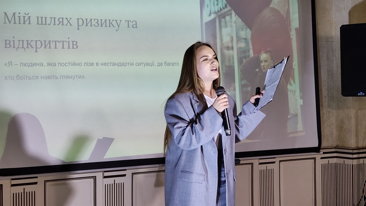 Виступає Валерія Самохіна