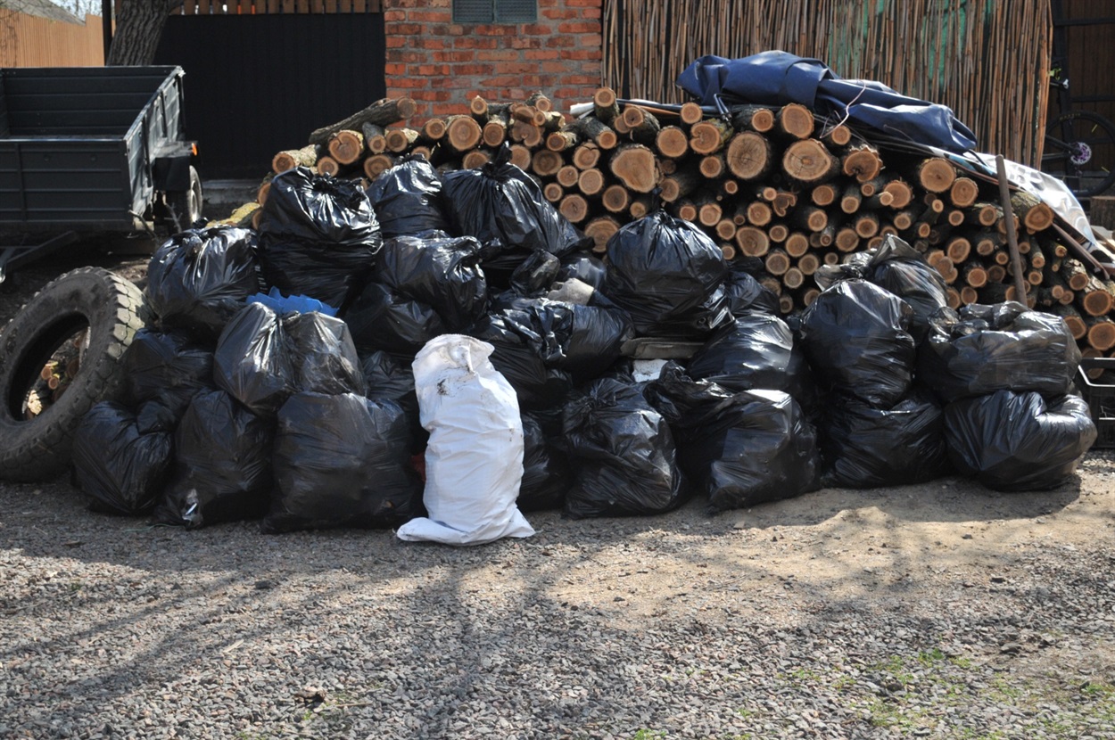 Це більша частина зібраного на березі сміття, яке доставили на базу «Брояки». Його згодом посортують та здадуть на переробку.