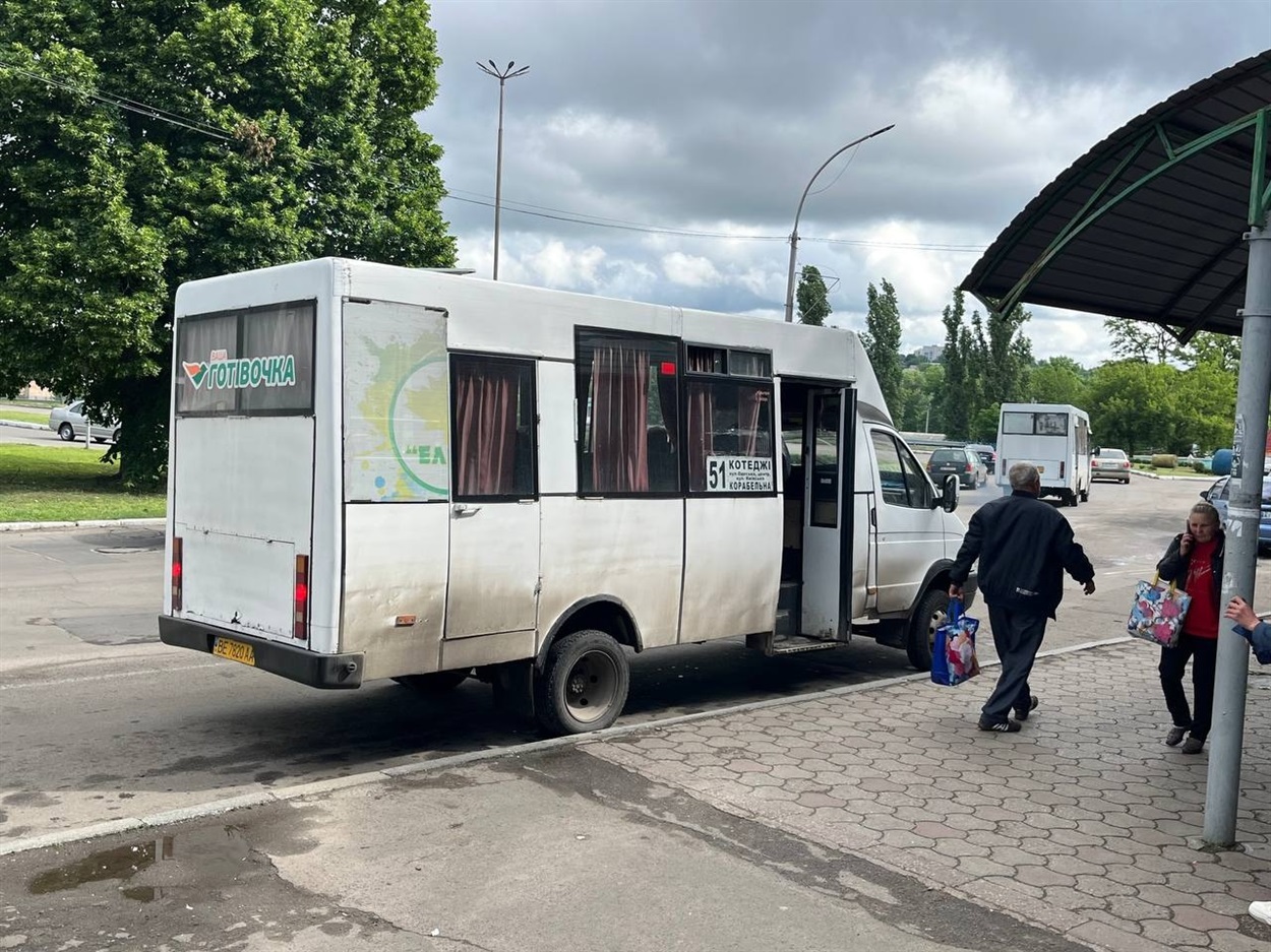 51 маршрутка прямує містом