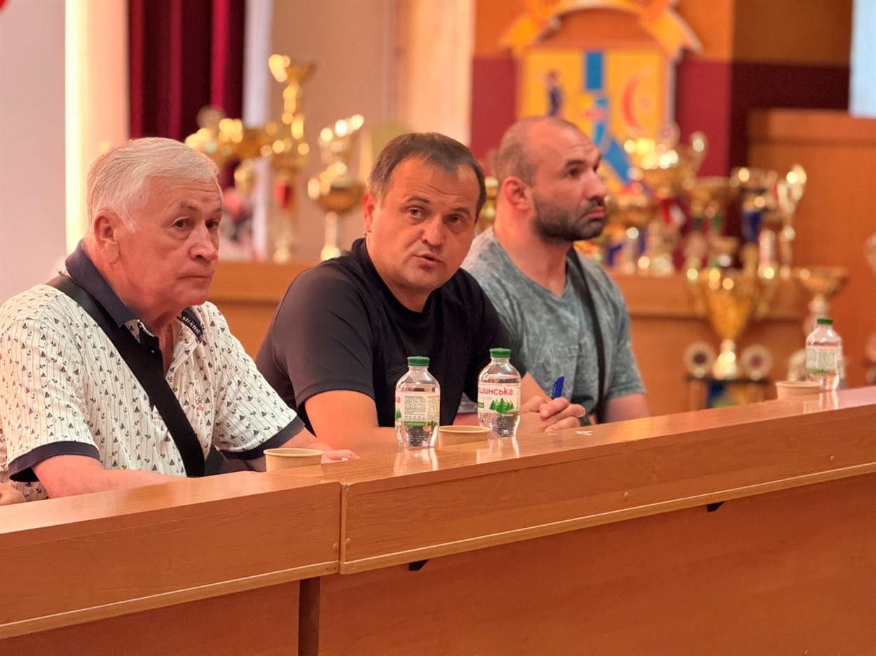виступає начальник відділу молоді і спорту Первомайської міської ради Євген Романов