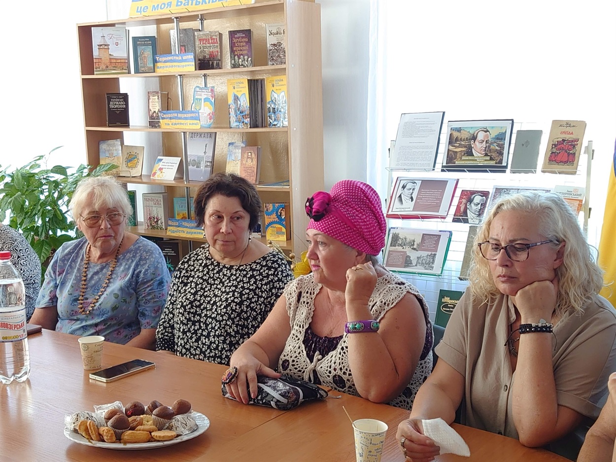 Майстриня з апсайклінгу Олена Попова друга праворуч