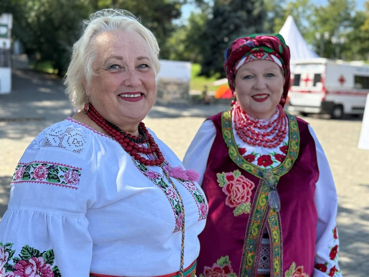 Олена та Ольга (ліворуч), ансамбль « Мрія» 