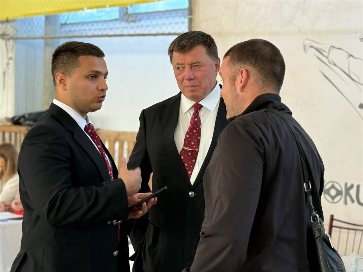 Станіслав Близнюк в центрі