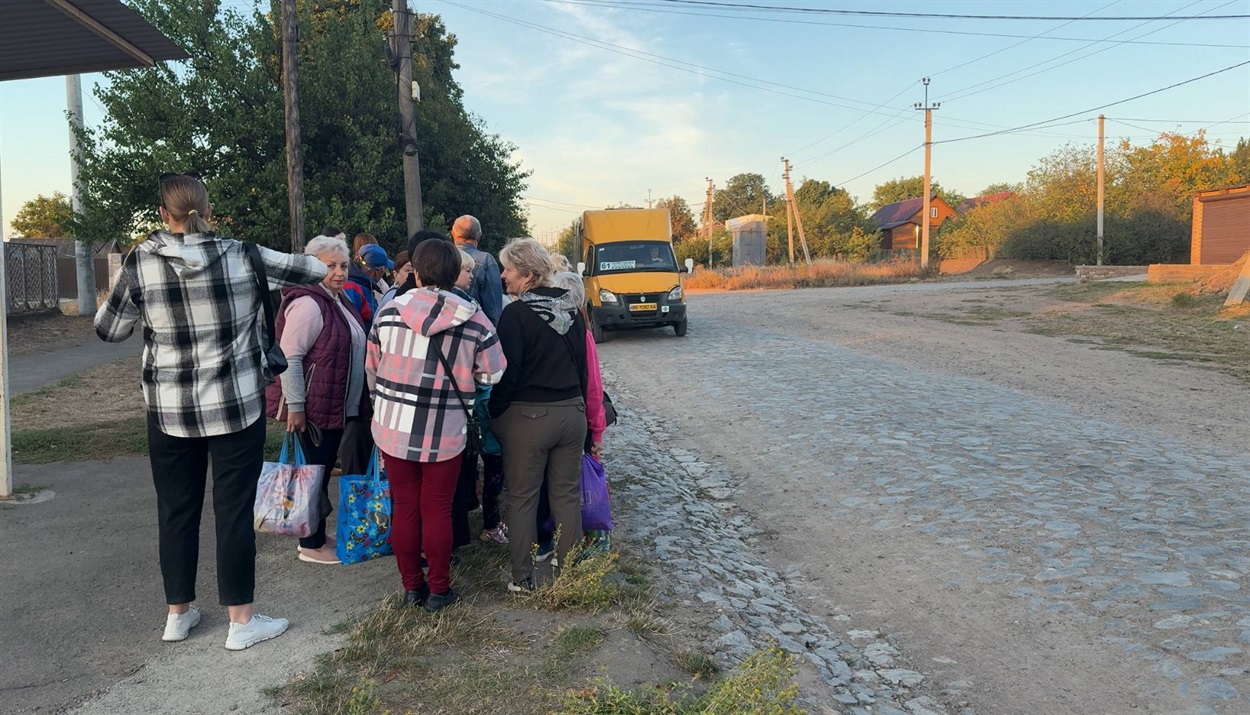 Люди очікують на маршрутку