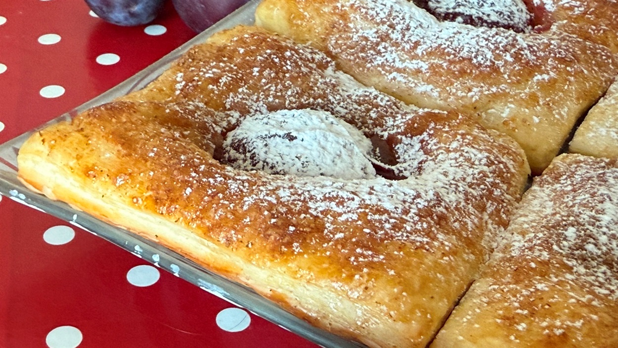 Листкове тісто зі сливами