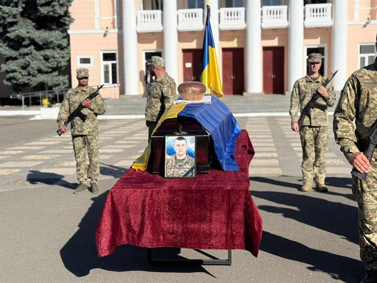 Первомайська громада попрощалася із захисником Дмитром Бойком