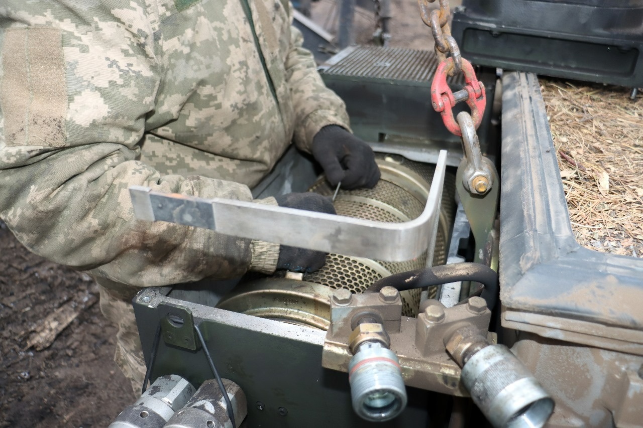 «Шатун» із 40-ї бригади: ремонтує техніку під обстрілами й мріє повернутися до дітей
