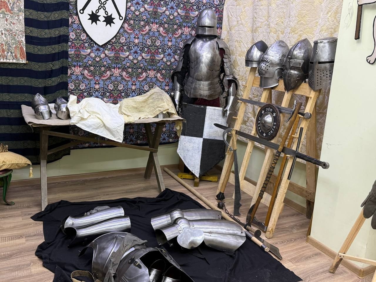Брязкали обладунками, співали пісень та донатили захисникам. Вечір середньовіччя у музеї