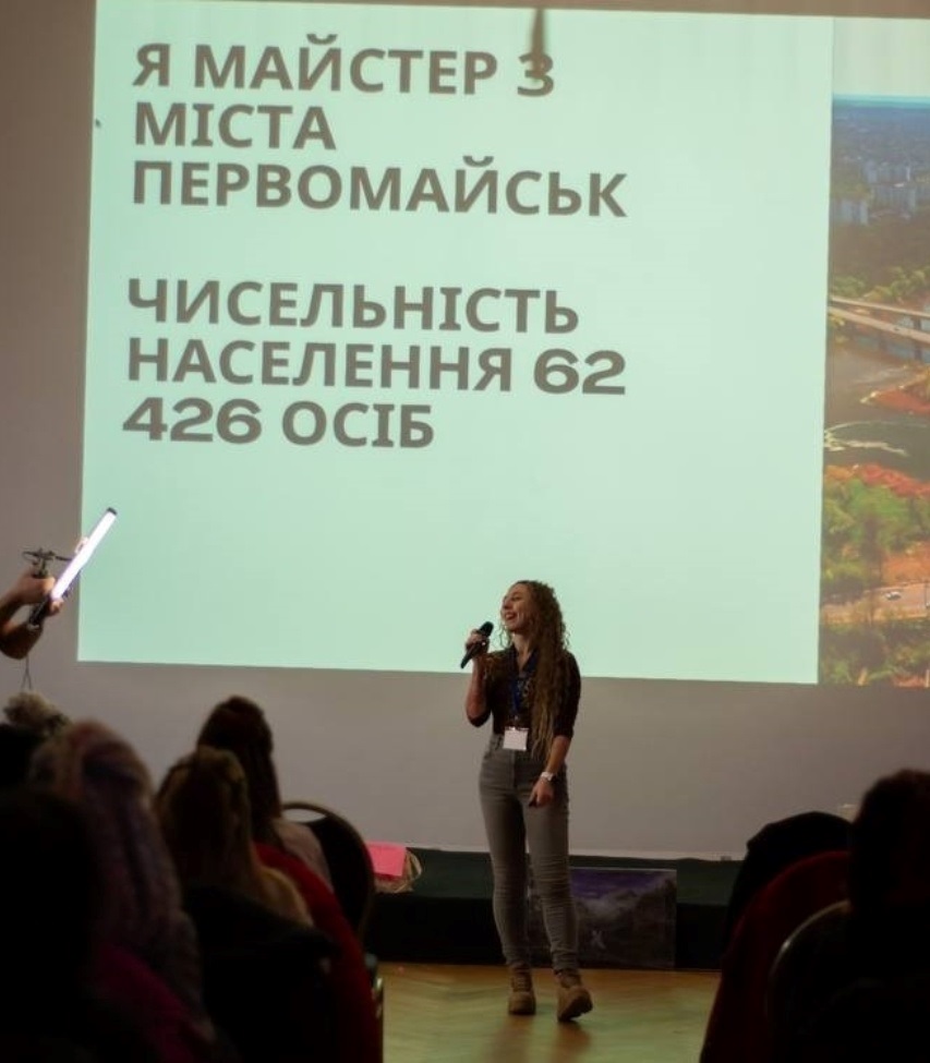 «Я просто хочу, щоб люди не боялися»: історія первомайчанки, яка перетворила хобі на студію краси