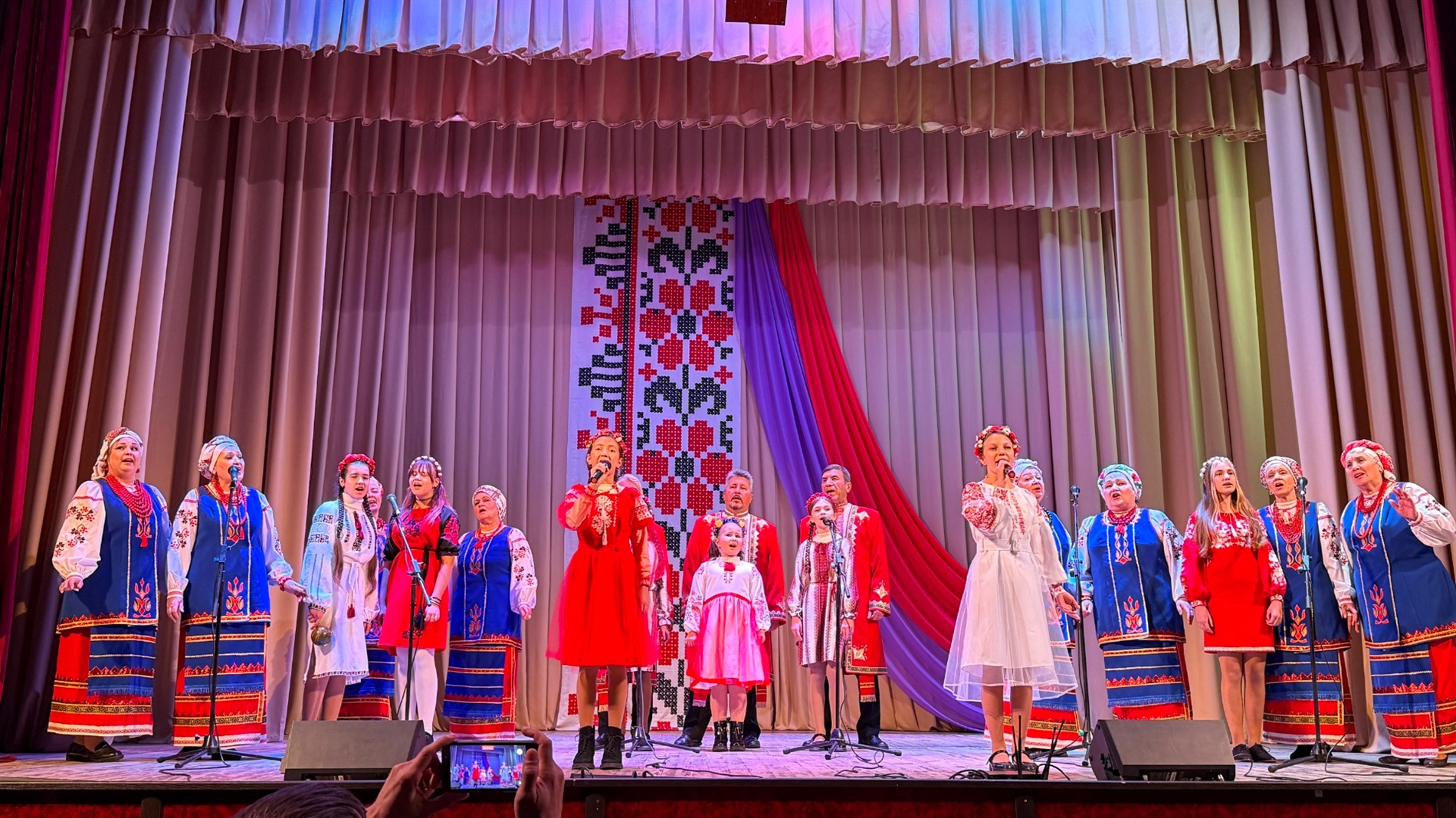 Святковий концерт у Первомайську: співали «Червона калина» і «Калинове зерня»