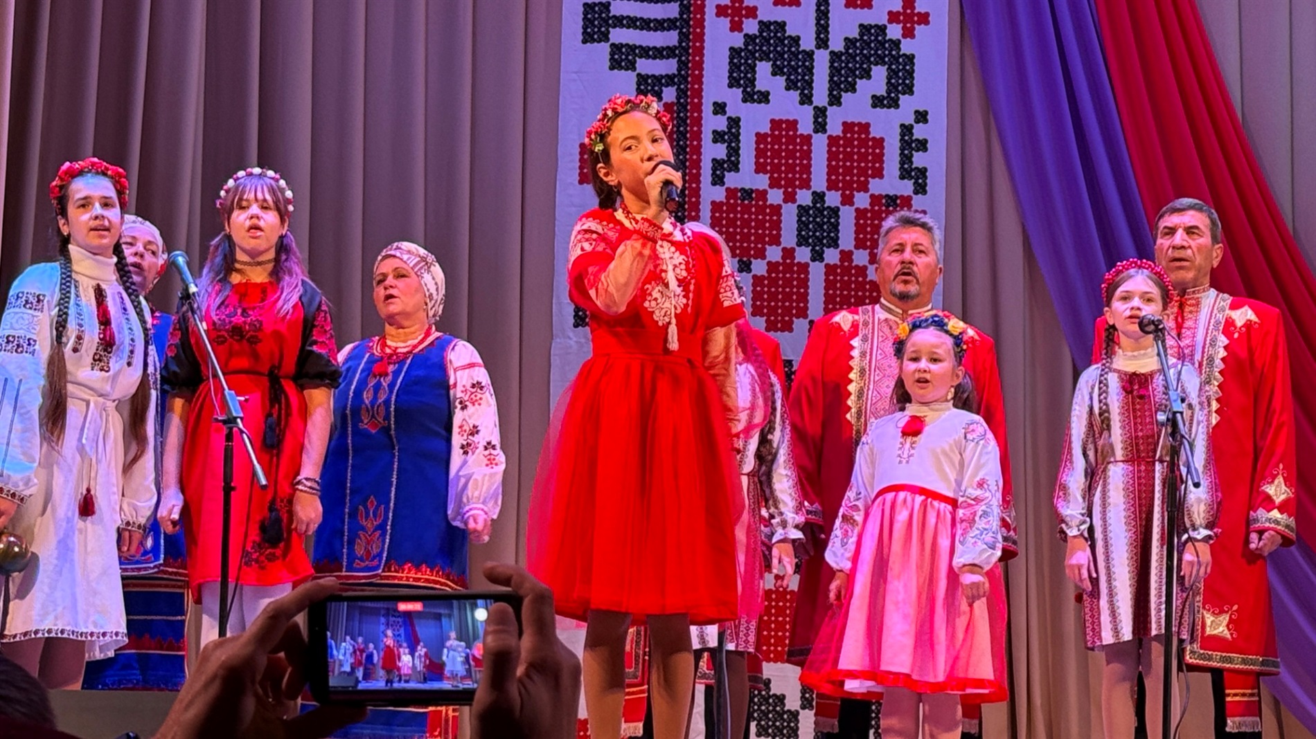 Святковий концерт у Первомайську: співали «Червона калина» і «Калинове зерня»