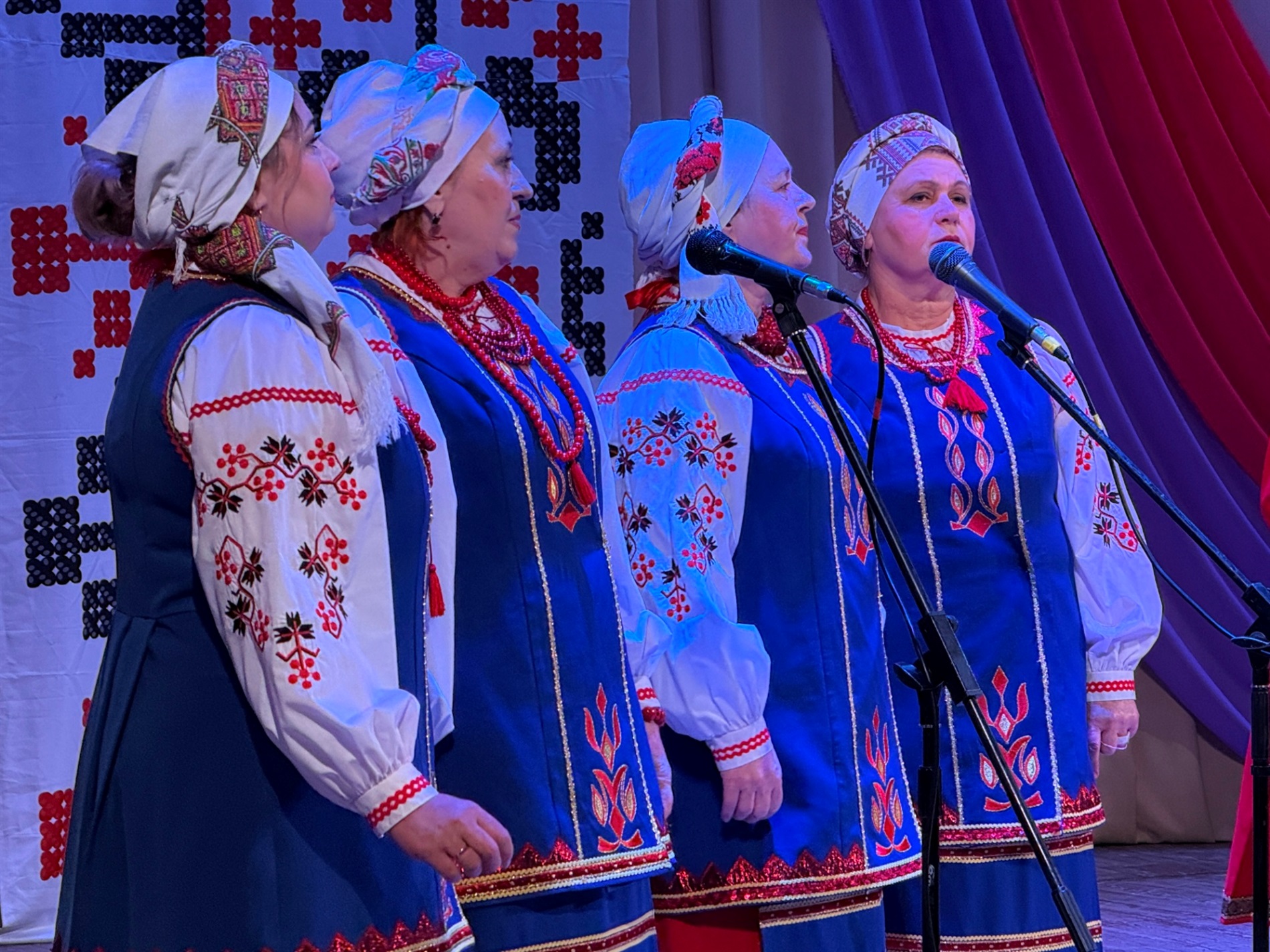 Святковий концерт у Первомайську: співали «Червона калина» і «Калинове зерня»