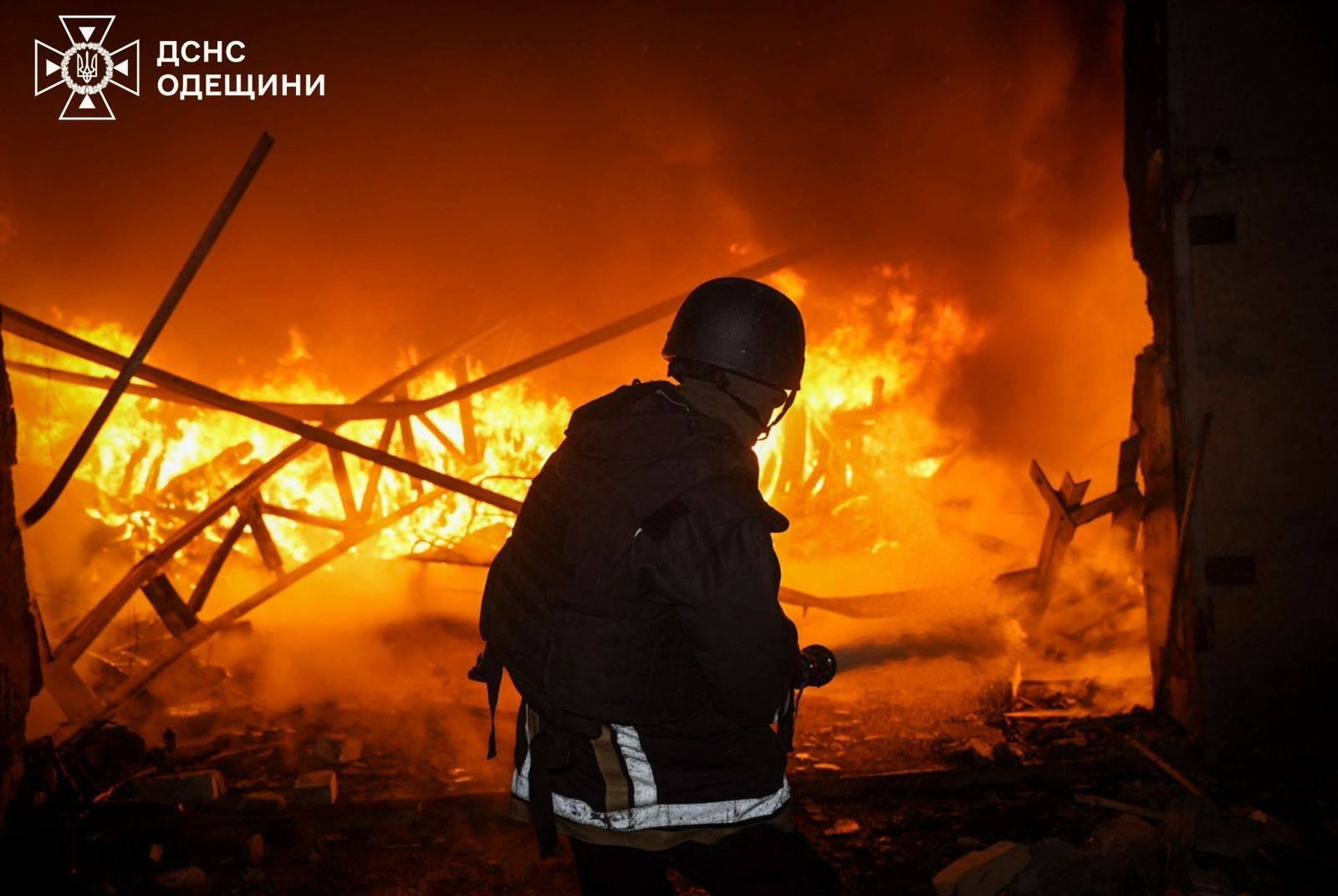 Атака безпілотниками на Одещину: згоріли склади, є постраждалий