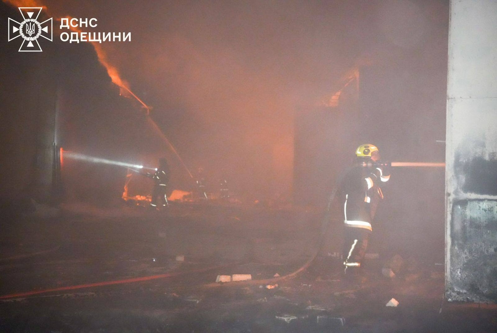 Атака безпілотниками на Одещину: згоріли склади, є постраждалий