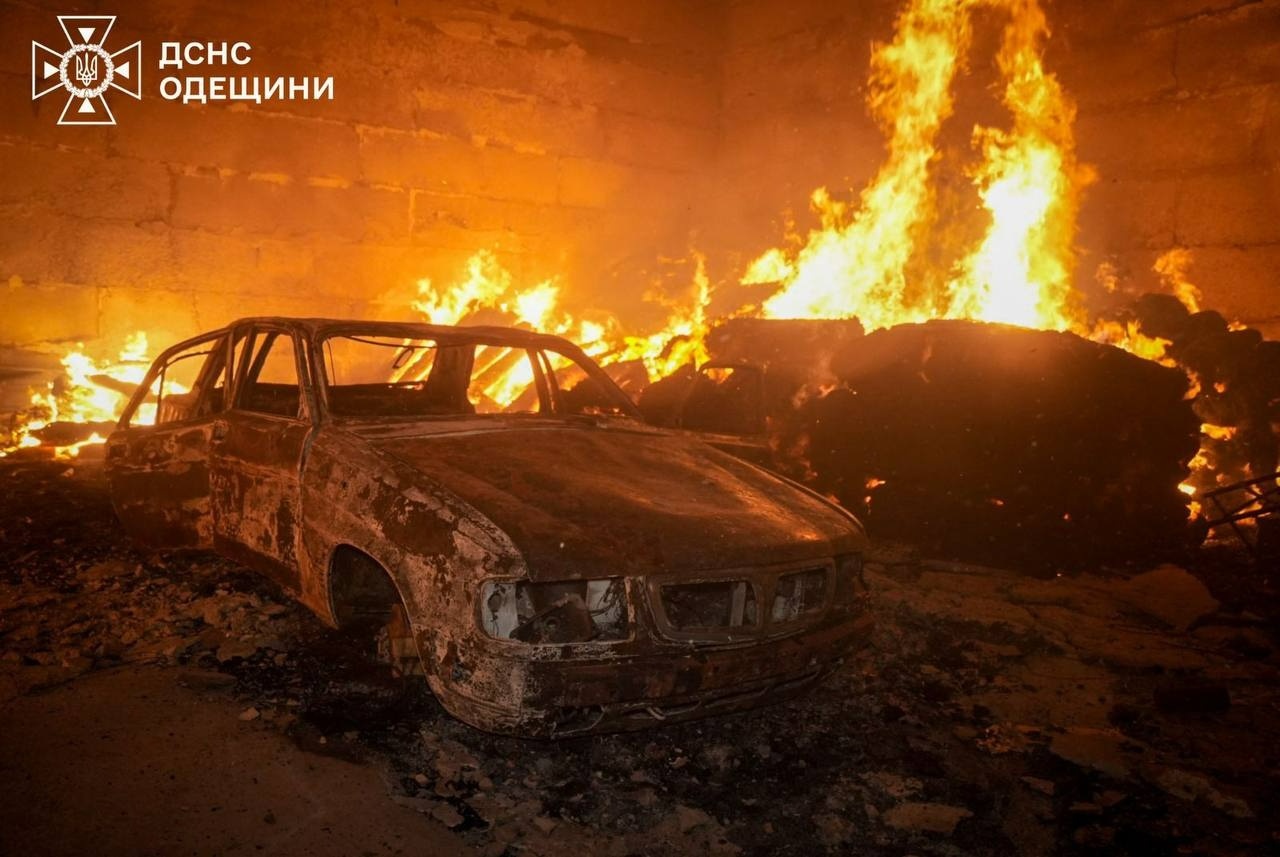 Атака безпілотниками на Одещину: згоріли склади, є постраждалий