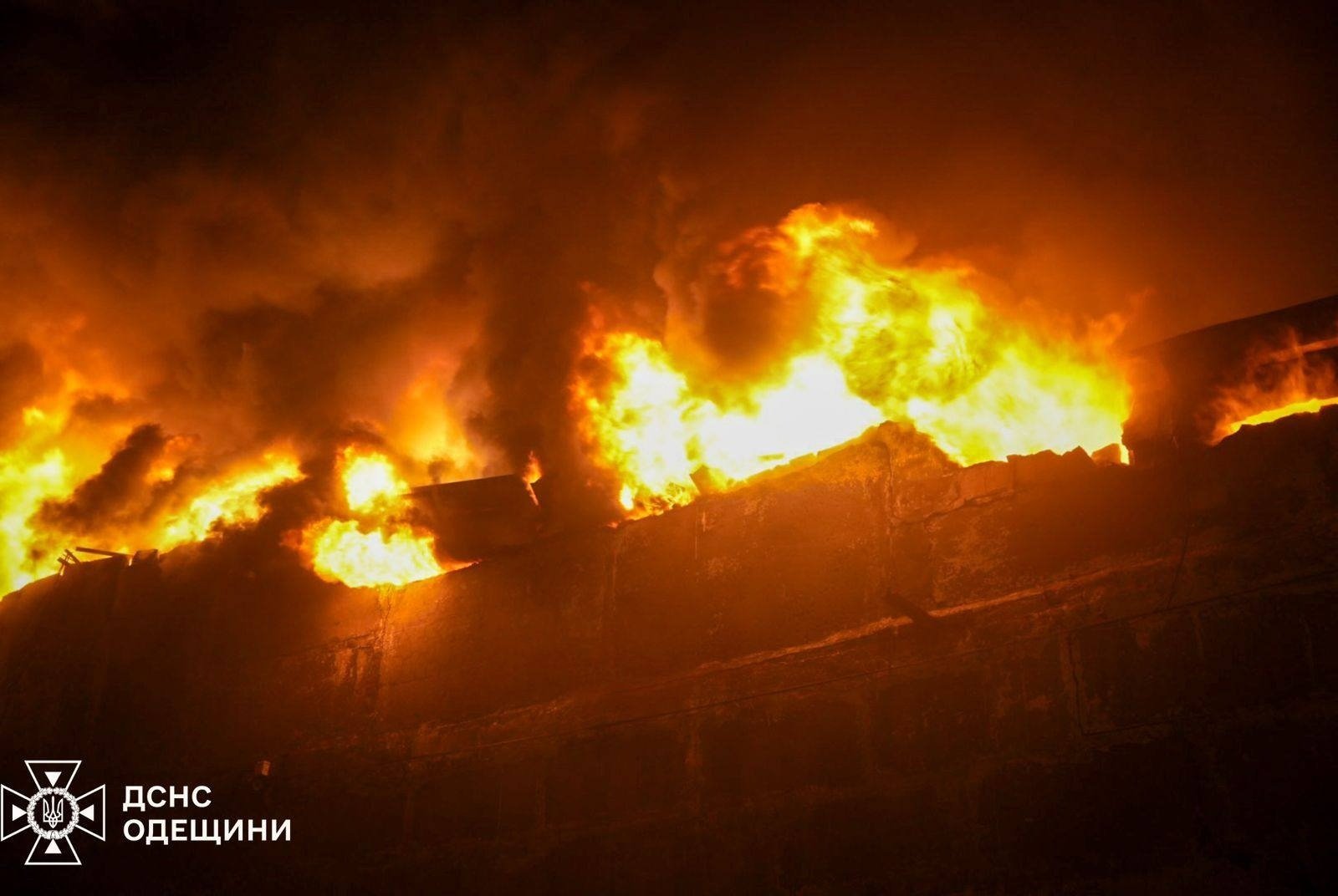 Атака безпілотниками на Одещину: згоріли склади, є постраждалий