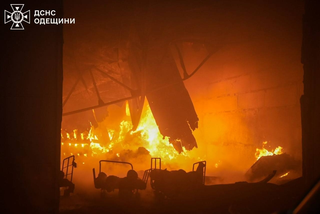 Атака безпілотниками на Одещину: згоріли склади, є постраждалий
