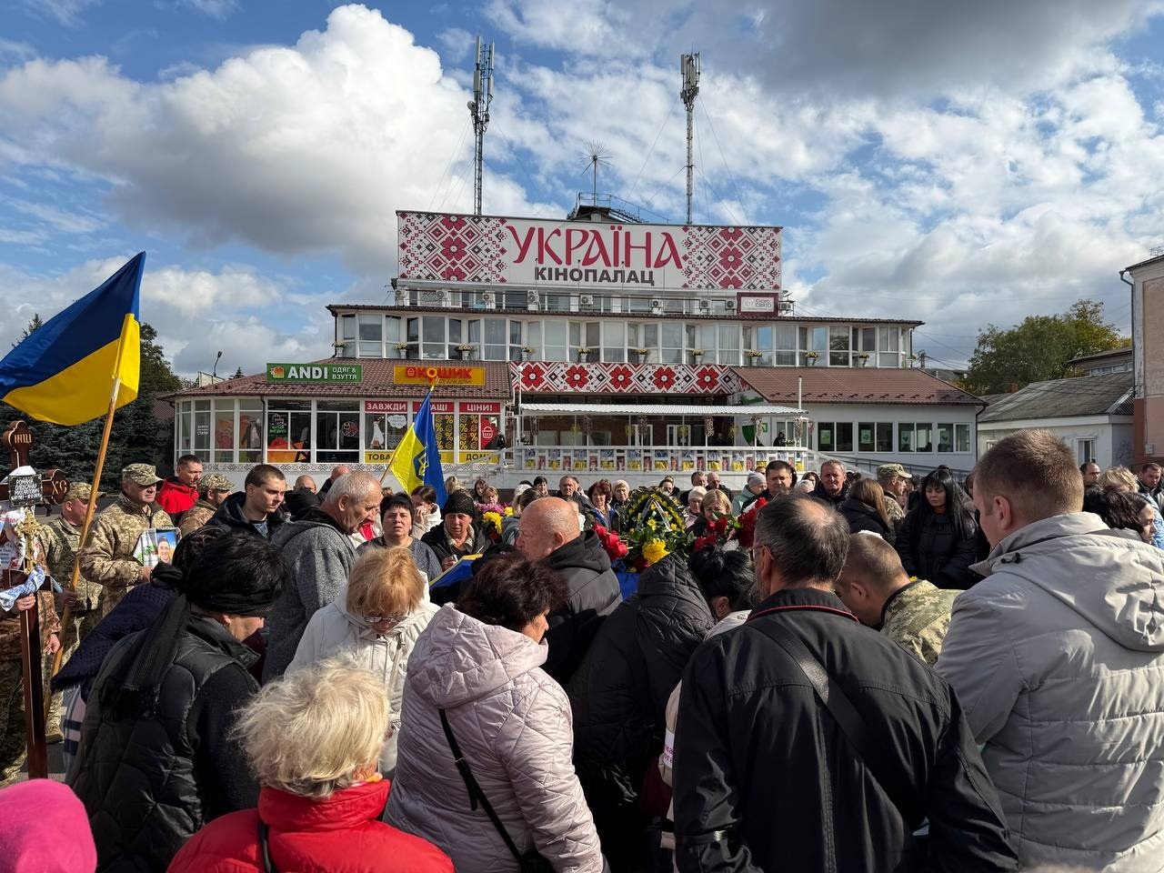Первомайськ попрощався із захисником України Олександром Романіком