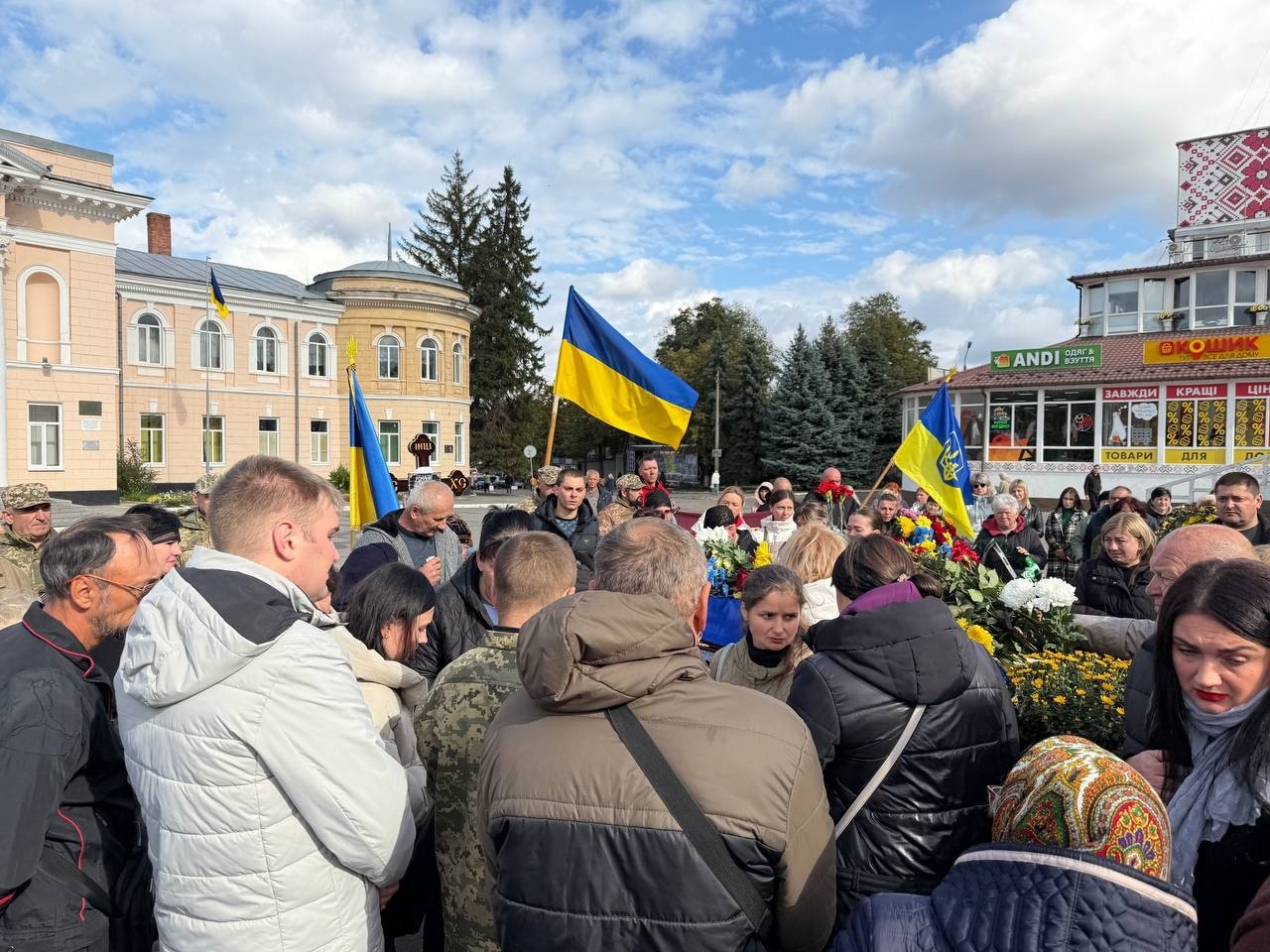 Первомайськ попрощався із захисником України Олександром Романіком