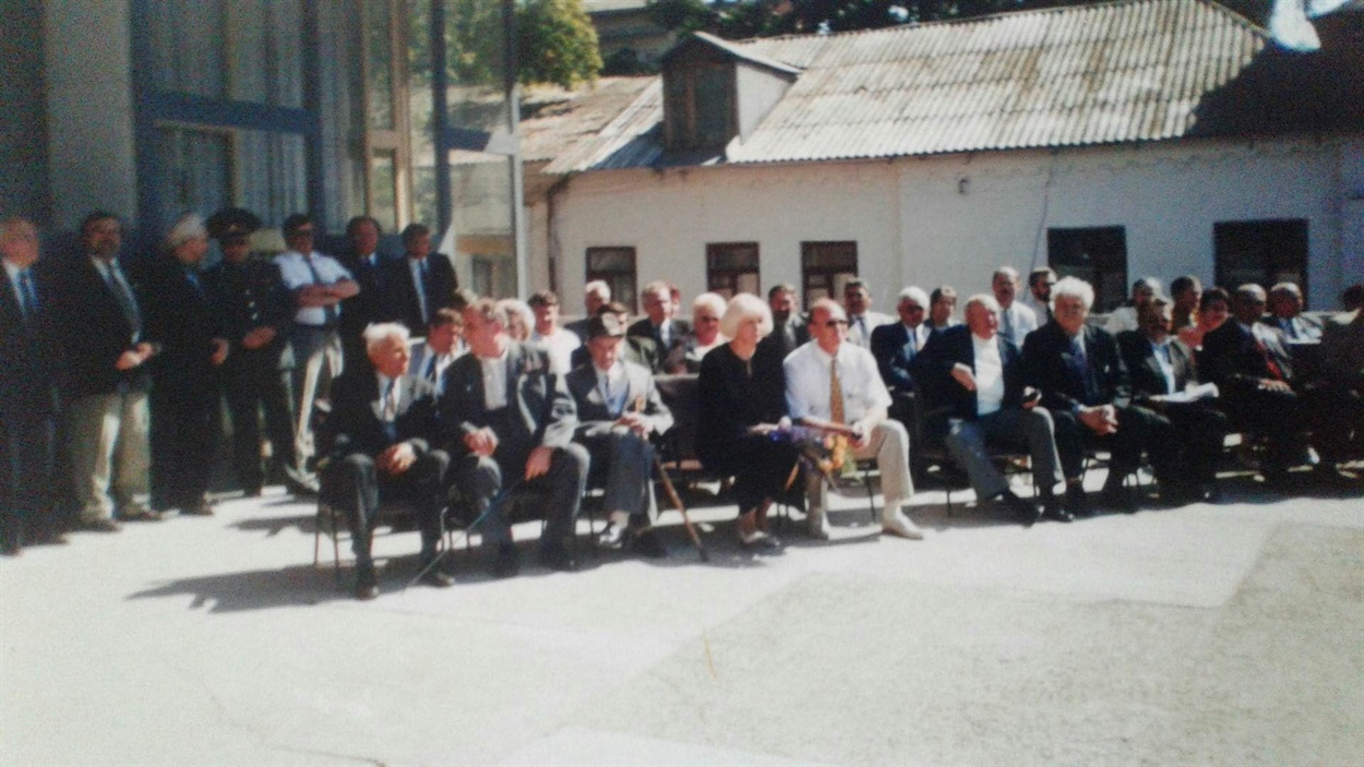2001 рік. Вінграновський і Різників, родичі та представники влади під час призвоєння звання Почесний громадянин міста